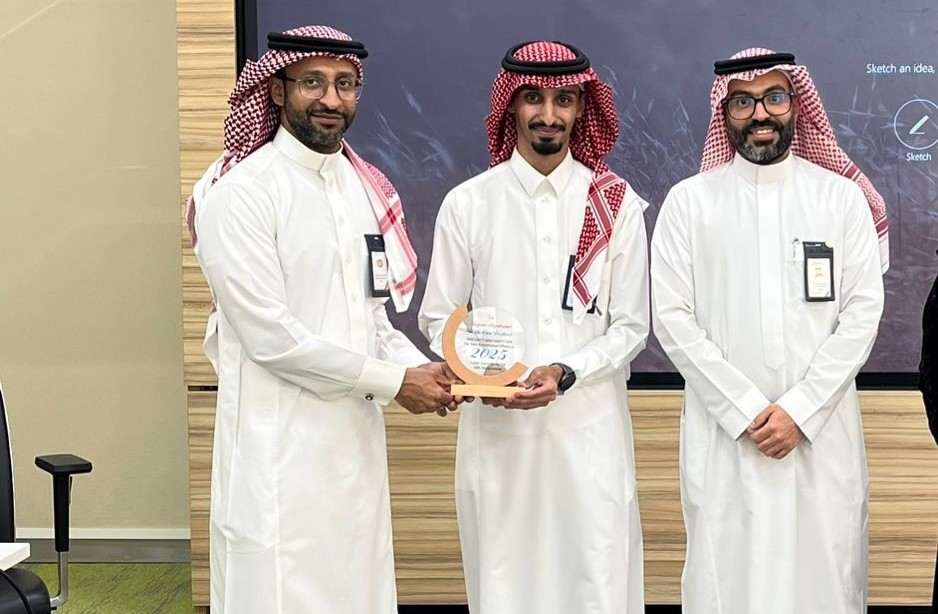 Rayan Al-Zhrani receiving recognition from the SE CISO